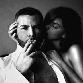 Donna e uomo brutale che ha allargato il suo pene