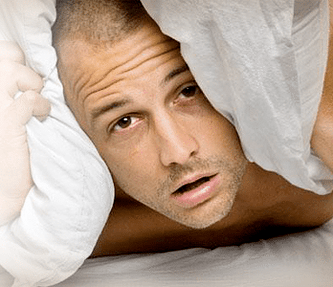 Uomo arrabbiato che vuole ingrandire il suo pene