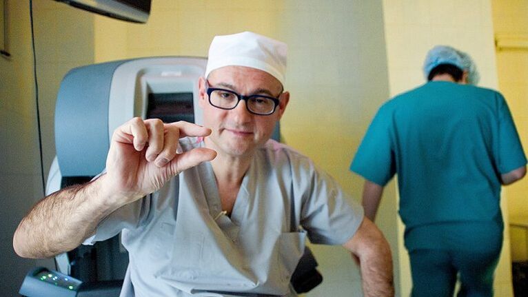 Il medico mostra ad un pene piccolo come ingrandirlo con una pompa
