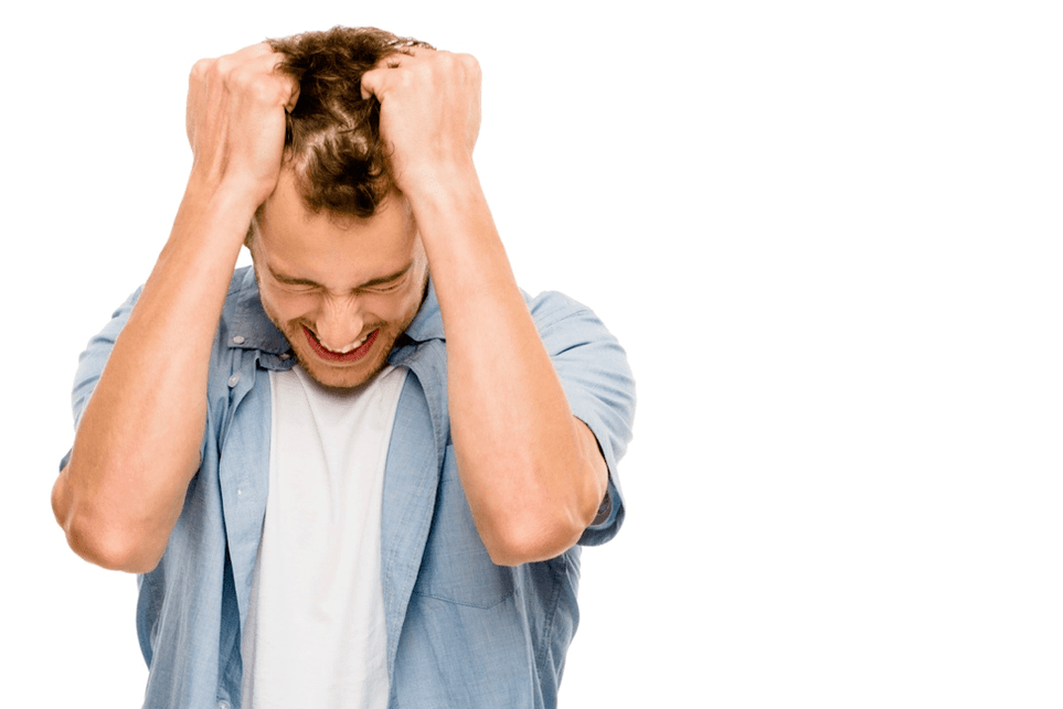 Un uomo è arrabbiato per il suo pene piccolo e per come allargarlo con un ugello